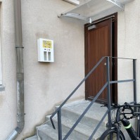 Wall-mounted ashtray for surveys