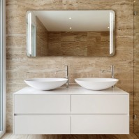 Elegant mirror with rounded corners and vertical LED lines