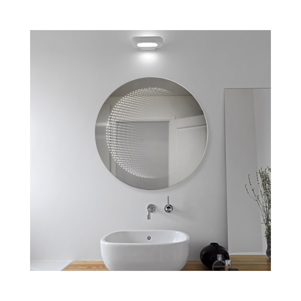 Round LED mirror with 3D effect for a modern touch.