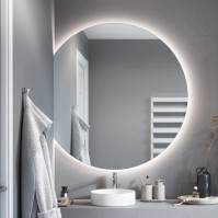 A round mirror cut vertically: geometric elegance in your decor.