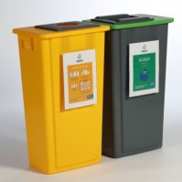 Hanging signage to improve waste sorting